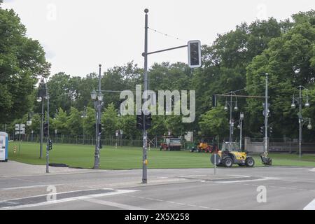 Berlin, Deutschland. Mai 2024. 11. Mai 2024. Berlin. Am Brandenburger Tor beginnen die Vorbereitungen für das Fanfest der Euro 2024. Synthetisches Gras und der größte Bogen der Welt. Quelle: Fabideciria/Alamy Live News Stockfoto