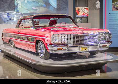 Auf dem Bild 1964 Chevrolet Impala, 'Zigeuner Rose', Autoklub Imperial. Kollektion Jesse Valadez. Lowrider Exponate sind immer ein Fan-Favorit und wir freuen uns, die umfassendste Lowrider-Ausstellung in der Geschichte des Museums zu eröffnen“, so Terry L. Karges, Geschäftsführer des Petersen Automotive Museums. Besucher haben die Möglichkeit, einige bemerkenswerte Attraktionen zu sehen, wie das Chevrolet Impala Cabrio „Final Score“ von 1958 und das Chevrolet Bel Air von 1957 „Double Trouble“, sowie die 1958 „Dead Presidents“ Chevrolet Impala, die von Albert de Alba Mr. Und Albert de Alba Jr. gebaut wurden, die amon sind Stockfoto