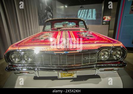 Auf dem Bild 1964 Chevrolet Impala, 'Zigeuner Rose', Autoklub Imperial. Kollektion Jesse Valadez. Lowrider Exponate sind immer ein Fan-Favorit und wir freuen uns, die umfassendste Lowrider-Ausstellung in der Geschichte des Museums zu eröffnen“, so Terry L. Karges, Geschäftsführer des Petersen Automotive Museums. Besucher haben die Möglichkeit, einige bemerkenswerte Attraktionen zu sehen, wie das Chevrolet Impala Cabrio „Final Score“ von 1958 und das Chevrolet Bel Air von 1957 „Double Trouble“, sowie die 1958 „Dead Presidents“ Chevrolet Impala, die von Albert de Alba Mr. Und Albert de Alba Jr. gebaut wurden, die zu diesen zählen Stockfoto