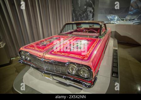 Auf dem Bild 1964 Chevrolet Impala, 'Zigeuner Rose', Autoklub Imperial. Kollektion Jesse Valadez. Lowrider Exponate sind immer ein Fan-Favorit und wir freuen uns, die umfassendste Lowrider-Ausstellung in der Geschichte des Museums zu eröffnen“, so Terry L. Karges, Geschäftsführer des Petersen Automotive Museums. Besucher haben die Möglichkeit, einige bemerkenswerte Attraktionen zu sehen, wie das Chevrolet Impala Cabrio „Final Score“ von 1958 und das Chevrolet Bel Air von 1957 „Double Trouble“, sowie die 1958 „Dead Presidents“ Chevrolet Impala, die von Albert de Alba Mr. Und Albert de Alba Jr. gebaut wurden, die zu diesen zählen Stockfoto