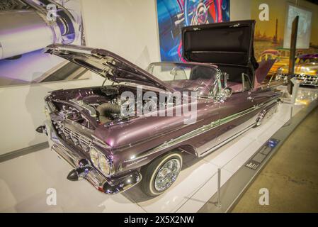 Im Bild 1959 Chevrolet Impala 'La catrina', Autoklub südlich. Sammlung von Anthony und Ralph Fuentes. Lowrider Exponate sind immer ein Fan-Favorit und wir freuen uns, die umfassendste Lowrider-Ausstellung in der Geschichte des Museums zu eröffnen“, so Terry L. Karges, Geschäftsführer des Petersen Automotive Museums. Besucher haben die Möglichkeit, einige bemerkenswerte Attraktionen zu sehen, wie das Chevrolet Impala Cabrio „Final Score“ von 1958 und das Chevrolet Bel Air von 1957 „Double Trouble“, sowie die 1958 „Dead Presidents“ Chevrolet Impala, gebaut von Albert de Alba Mr. Und Albert de Alba Jr., Stockfoto