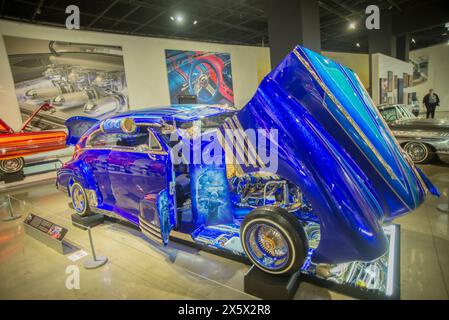 Auf dem Bild 1942 Chevrolet Special Deluxe 'Captain 42', Autoklubs Oldies. Kollektion Frank Calderon. Lowrider Exponate sind immer ein Fan-Favorit und wir freuen uns, die umfassendste Lowrider-Ausstellung in der Geschichte des Museums zu eröffnen“, so Terry L. Karges, Geschäftsführer des Petersen Automotive Museums. Besucher haben die Möglichkeit, einige bemerkenswerte Attraktionen zu sehen, wie das Chevrolet Impala Cabrio „Final Score“ von 1958 und das Chevrolet Bel Air von 1957 „Double Trouble“, sowie die 1958 „Dead Presidents“ Chevrolet Impala, die von Albert de Alba Mr. Und Albert de Alba Jr. gebaut wurden Stockfoto