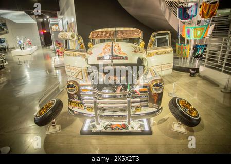 Auf dem Bild 1953 Chevrolet 3100, 'Codos 53' Car Club gute Zeiten. Kollektion Salvador Ledezma. Lowrider Exponate sind immer ein Fan-Favorit und wir freuen uns, die umfassendste Lowrider-Ausstellung in der Geschichte des Museums zu eröffnen“, so Terry L. Karges, Geschäftsführer des Petersen Automotive Museums. Besucher haben die Möglichkeit, einige bemerkenswerte Attraktionen zu sehen, wie das Chevrolet Impala Cabrio „Final Score“ von 1958 und das Chevrolet Bel Air von 1957 „Double Trouble“, sowie die 1958 „Dead Presidents“ Chevrolet Impala, die von Albert de Alba Mr. Und Albert de Alba Jr. gebaut wurden, die amon sind Stockfoto