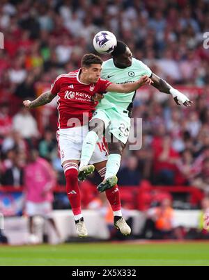 Nicolas Dominguez von Nottingham Forest (links) und Moises Caicedo von Chelsea kämpfen um den Ball während des Premier League-Spiels in City Ground, Nottingham. Bilddatum: Samstag, 11. Mai 2024. Stockfoto