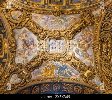 MAILAND, ITALIEN - 5. MÄRZ 2024: Die barocke Decke mit den Fresken Engeln mit dem Blumen im Seitenschiff der Kirche Chiesa di San Vittore al Corpo. Stockfoto