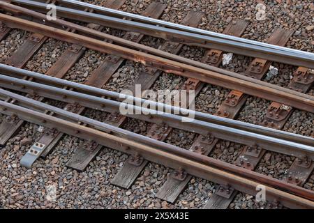 Blick auf Bahngleise und Weichen an einer elektrifizierten Bahnstrecke am 28.03.2024 in der Naehe des Bahnhofes Angermuende in der Uckermark, Brandenburg. Blick auf Gleise und Weichen einer elektrifizierten Bahnstrecke am 28. März 2024 in der Nähe des Bahnhofs Angermuende in der brandenburgischen Uckermark. Suche: Deutschland Deutsche Bahn Schienen Schienennetz Verkehr Schienenverkehr maroder marodes Verkehrswende Bahnverkehr Verspaetungen Puenktlichkeit Zugdichte Zugverkehr Bahngleise Bundesbahn amgreifbare kritische Infrastruktur schuetzen Anschlaege Schienennetz Schienenverkehr Schienenweic Stockfoto