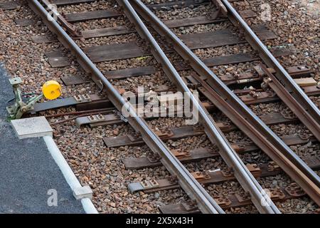 Blick auf Bahngleise und Weichen an einer elektrifizierten Bahnstrecke am 28.03.2024 in der Naehe des Bahnhofes Angermuende in der Uckermark, Brandenburg. Blick auf Gleise und Weichen einer elektrifizierten Bahnstrecke am 28. März 2024 in der Nähe des Bahnhofs Angermuende in der brandenburgischen Uckermark. Suche: Deutschland Deutsche Bahn Schienen Schienennetz Verkehr Schienenverkehr maroder marodes Verkehrswende Bahnverkehr Verspaetungen Puenktlichkeit Zugdichte Zugverkehr Bahngleise Bundesbahn amgreifbare kritische Infrastruktur schuetzen Anschlaege Schienennetz Schienenverkehr Schienenweic Stockfoto