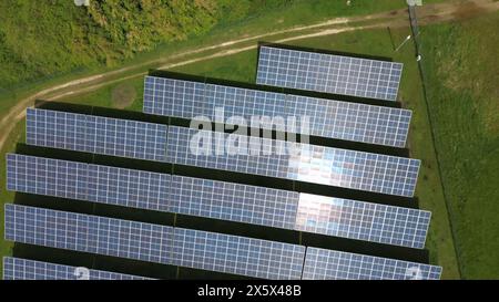 Drohnenflug auf einer deutschen Autobahn mit viel Verkehr und großen Solarpaneelen neben der Straße Stockfoto