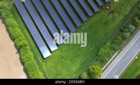Drohnenflug auf einer deutschen Autobahn mit viel Verkehr und großen Solarpaneelen neben der Straße Stockfoto