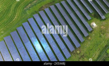 Drohnenflug auf einer deutschen Autobahn mit viel Verkehr und großen Solarpaneelen neben der Straße Stockfoto