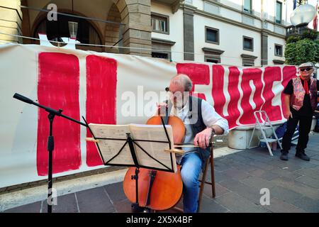 Padua, Italien, 11. Mai 2024. Künstler für Frieden. Mehrere paduanische Künstler treten in einer Straßenshow auf, um die Bürger gegen den Krieg zu sensibilisieren. Die Performances finden vor dem Rathaus und dem Universitätssitz statt, dessen Innenhof von Studentenzelten besetzt ist, um gegen den Völkermord in Gaza zu protestieren. Credits : Ferdinando Piezzi/Alamy Live News Stockfoto