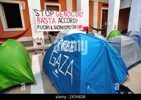 Padua, Italien, 11. Mai 2024. Künstler für Frieden. Mehrere paduanische Künstler treten in einer Straßenshow auf, um die Bürger gegen den Krieg zu sensibilisieren. Die Performances finden vor dem Rathaus und dem Universitätssitz statt, dessen Innenhof von Studentenzelten besetzt ist, um gegen den Völkermord in Gaza zu protestieren. Credits : Ferdinando Piezzi/Alamy Live News Stockfoto