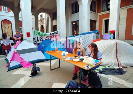 Padua, Italien, 11. Mai 2024. Künstler für Frieden. Mehrere paduanische Künstler treten in einer Straßenshow auf, um die Bürger gegen den Krieg zu sensibilisieren. Die Performances finden vor dem Rathaus und dem Universitätssitz statt, dessen Innenhof von Studentenzelten besetzt ist, um gegen den Völkermord in Gaza zu protestieren. Credits : Ferdinando Piezzi/Alamy Live News Stockfoto