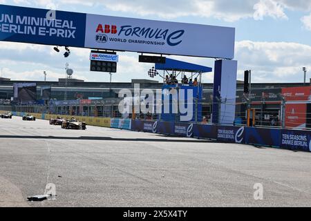 Deutschland, Berlin, 11. Mai 2024. Jean-Eric Vergne an der Ziellinie aus Runde 9 der ABB FIA Formel E Championship 2023/24. Der Berlin E-Prix 2024 findet am 11. Und 12. Mai 2024 mit einem Doppelrennen zum zehnten Mal in Berlin statt. Die elektrische Rennserie 2023/2024 findet am ehemaligen Flughafen Tempelhof statt. Quelle: Sven Struck/Alamy Live News Stockfoto