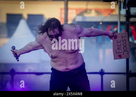 LEEUWARDEN - Besucher sehen die Performance von Glade Paling im Begleitakt des Endspiels des Eurovision Song Contests auf dem Oldehoofsterkerkhof in Leeuwarden. ANP JILMER POSTMA niederlande aus - belgien aus Stockfoto