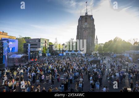 LEEUWARDEN - Besucher sehen die Performance von Glade Paling im Begleitakt des Endspiels des Eurovision Song Contests auf dem Oldehoofsterkerkhof in Leeuwarden. ANP JILMER POSTMA niederlande aus - belgien aus Stockfoto