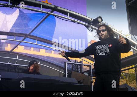 LEEUWARDEN - Besucher sehen die Performance von Glade Paling im Begleitakt des Endspiels des Eurovision Song Contests auf dem Oldehoofsterkerkhof in Leeuwarden. ANP JILMER POSTMA niederlande aus - belgien aus Stockfoto