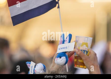 LEEUWARDEN - Besucher sehen die Performance von Glade Paling im Begleitakt des Endspiels des Eurovision Song Contests auf dem Oldehoofsterkerkhof in Leeuwarden. ANP JILMER POSTMA niederlande aus - belgien aus Stockfoto