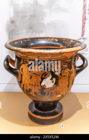 Griechischer rotfiguriger Glockenkrater, 4. Jahrhundert v. Chr., Ategua, xiberische Kultur, Iberisches Museum von Jaén, Andalusien, Spanien Stockfoto