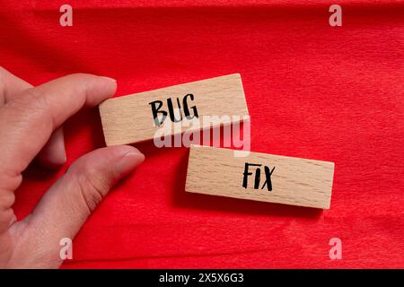 Bugfix Wörter auf Holzblöcken mit rotem Hintergrund geschrieben. Symbol für konzeptionelle Fehlerbehebungen. Kopierbereich. Stockfoto