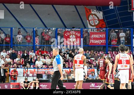 Mestre, Italien. Mai 2024. UnaHotels Reggio Emilia Supporters während des Playoffs - Umana Reyer Venezia vs UNAHOTELS Reggio Emilia, Italian Basketball Series A Match in Mestre, Italien, 11. Mai 2024 Credit: Independent Photo Agency/Alamy Live News Stockfoto