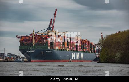 Containerschiff Containerschiff HMM im Hafen von Hamburg, Deutschland *** Containerschiff Containerschiff HMM im Hafen von Hamburg, Deutschland Copyright: XNikolaixKislichkox 6M6A3130 Stockfoto