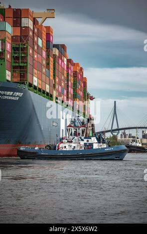 Containerschiff Containerschiff HMM im Hafen von Hamburg, Deutschland *** Containerschiff Containerschiff HMM im Hafen von Hamburg, Deutschland Copyright: XNikolaixKislichkox 6M6A3211 Stockfoto