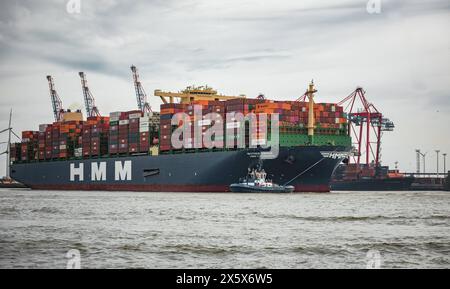 Containerschiff Containerschiff HMM im Hafen von Hamburg, Deutschland *** Containerschiff Containerschiff HMM im Hafen von Hamburg, Deutschland Copyright: XNikolaixKislichkox 6M6A3072 Stockfoto