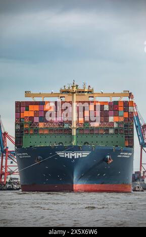 Containerschiff Containerschiff HMM im Hafen von Hamburg, Deutschland *** Containerschiff Containerschiff HMM im Hafen von Hamburg, Deutschland Copyright: XNikolaixKislichkox 6M6A3099 Stockfoto