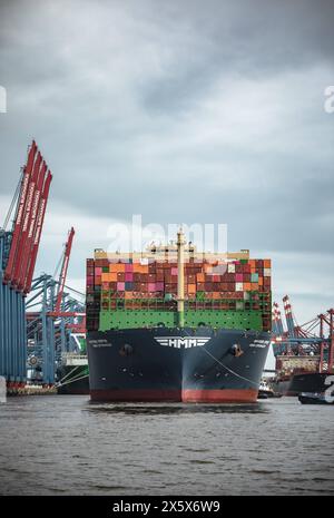 Containerschiff Containerschiff HMM im Hafen von Hamburg, Deutschland *** Containerschiff Containerschiff HMM im Hafen von Hamburg, Deutschland Copyright: XNikolaixKislichkox 6M6A3205 Stockfoto