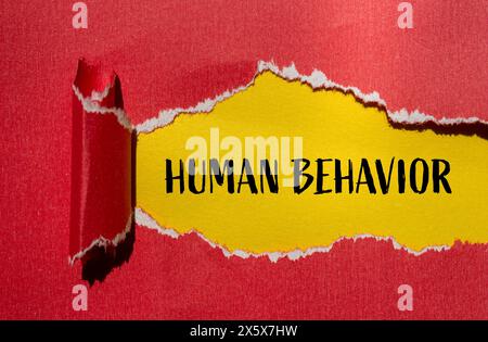 Menschliche Verhaltenswörter auf gerissenem rotem Papier mit gelbem Hintergrund. Konzeptuelles menschliches Verhaltenskonzept. Kopierbereich. Stockfoto