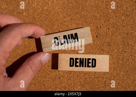 Behaupte, dass Worte auf Holzblöcken mit braunem Hintergrund verworfen wurden. Symbol für konzeptionelle Ansprüche abgelehnt. Kopierbereich. Stockfoto