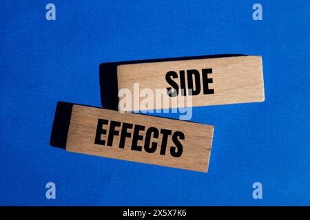 Nebenwirkungen Wörter auf Holzblöcken mit blauem Hintergrund. Begriffliches Nebenwirkungen-Symbol. Kopierbereich. Stockfoto