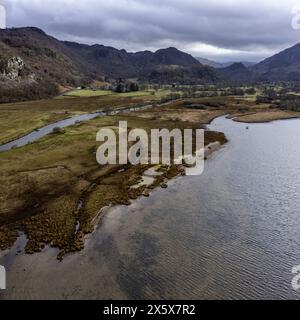 Das südliche Ende von derwent Water und der Fluss derwent mit Blick auf borrowdale und Burgfelsen aus der Vogelperspektive Stockfoto