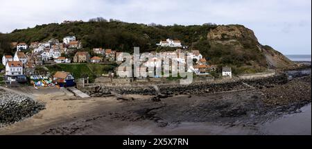 Erhöhtes Panorama auf die Runswick Bay North yorkshire Küste keine Menschen oder Fahrzeuge Stockfoto