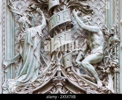 MAILAND, ITALIEN - 16. SEPTEMBER 2024: Das Detail aus dem bronzenen Haupttor der Kathedrale - Adam und Johannes der Täufer - von Ludovico Pogliaghi (1906) Stockfoto
