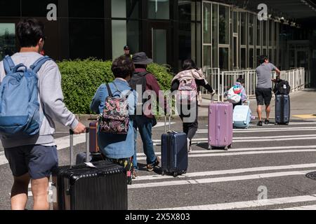 Seattle, USA. Mai 2024. Kurz vor Mittag verlässt Präsident Biden Seattle nach Medina, während die Zuschauer versuchen, einen Blick auf den Präsidenten und die Presidential-Autokolade in der Nähe des Westin Hotels in Westlake zu werfen. Präsident Biden ist gestern Abend unter schwerer Sicherheit angekommen und soll heute nach einem Halt in Medina wieder abreisen. Quelle: James Anderson/Alamy Live News Stockfoto