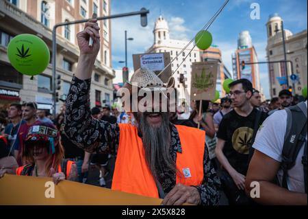 Madrid, Spanien. Mai 2024. Menschen, die den globalen Marihuana-Marsch feiern. Menschen marschieren durch das Stadtzentrum, um ein Gesetz für die Legalisierung von Cannabis zu fordern. Der globale Marihuana-Marsch findet jedes Jahr Anfang Mai in vielen Städten auf der ganzen Welt statt. Quelle: Marcos del Mazo/Alamy Live News Stockfoto