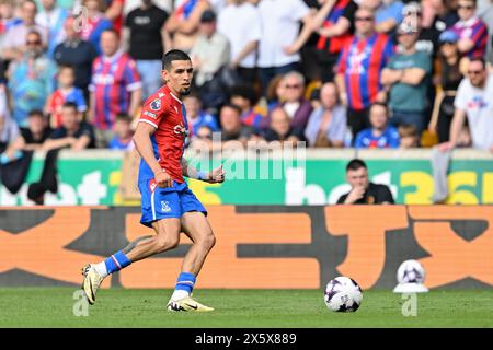 Wolverhampton, Großbritannien. Mai 2024. Daniel Muñoz von Crystal Palace übergibt den Ball während des Premier League-Spiels Wolverhampton Wanderers gegen Crystal Palace in Molineux, Wolverhampton, Vereinigtes Königreich, 11. Mai 2024 (Foto: Cody Froggatt/News Images) in Wolverhampton, Vereinigtes Königreich am 11. Mai 2024. (Foto: Cody Froggatt/News Images/SIPA USA) Credit: SIPA USA/Alamy Live News Stockfoto