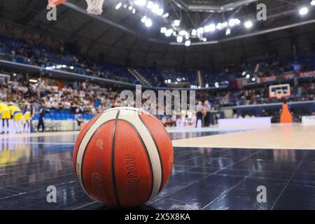 Mailand, Italien. Mai 2024. Allianz Cloud und LNP offizieller Basketball während der Playoff - Urania Milano vs Tezenis Verona, italienische Basketball Serie A2 Männer Match in Mailand, Italien, 11. Mai 2024 Credit: Independent Photo Agency/Alamy Live News Stockfoto