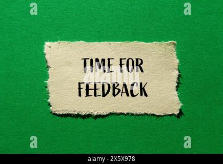 Zeit für Feedback-Wörter auf gerissenem Papier mit grünem Hintergrund. Konzeptionelle Zeit für Feedback-Symbol. Kopierbereich. Stockfoto