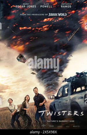 Twisters (2024) von Lee Isaac Chung mit Glen Powell, Katy O’Brian und Daisy Edgar-Jones. Sturmjäger und rücksichtsloser Social-Media-Superstar Tyler Owens kollidieren, als schreckliche Phänomene ausgelöst werden, die noch nie zuvor gesehen wurden. US-Poster mit einem Blatt.***NUR REDAKTIONELLE VERWENDUNG*** Credit: BFA / Warner Bros Stockfoto