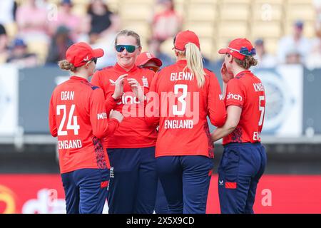 Birmingham, Großbritannien. Mai 2024. Sophie Ecclestone aus England (2. Links) feiert mit Teamkollegen am 11. Mai 2024 im Edgbaston Cricket Ground in Birmingham, England das 1. IT20-Spiel der Frauen der Vitality Women's zwischen England Women und Pakistan Women. Foto von Stuart Leggett. Nur redaktionelle Verwendung, Lizenz für kommerzielle Nutzung erforderlich. Keine Verwendung bei Wetten, Spielen oder Publikationen eines einzelnen Clubs/einer Liga/eines Spielers. Quelle: UK Sports Pics Ltd/Alamy Live News Stockfoto
