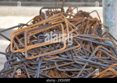 Steigbügel, geschlossene Bügel aus Stahl oder Eisen, die als Verstärkungsstäbe in der Bau- und Bauindustrie verwendet werden. Stockfoto