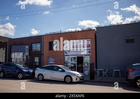 Ein traditionelles polnisches Delikatessengeschäft im Strip District von Pittsburgh strahlt eine warme, einladende Atmosphäre mit authentischem europäischem Charme aus. Stockfoto