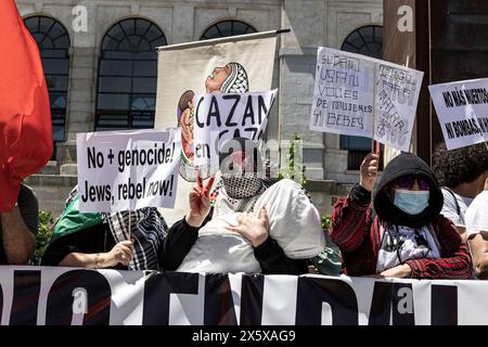 Burgos, Burgos, Spanien. Mai 2024. Eine Person hält eine Decke in der Form eines toten Babys. (Kreditbild: © Jorge Contreras Soto/ZUMA Press Wire) NUR REDAKTIONELLE VERWENDUNG! Nicht für kommerzielle ZWECKE! Stockfoto