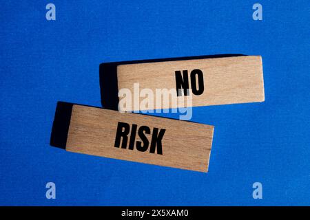 Keine Risikowörter auf Holzblöcken mit blauem Hintergrund. Konzeptionelles „kein Risiko“-Symbol. Kopierbereich. Stockfoto