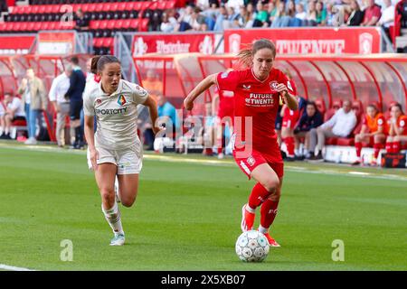 Enschede, Niederlande. Mai 2024. ENSCHEDE, Stadion de Grolsch Veste, 11.05.2024, Saison 2023/2024, Azerion Vrouwen Eredivisie. Während des Spiels Twente - Telstar (Frauen), Telstar-Spielerin Pauline van de Pol FC Twente-Spielerin Marisa Olislagers Credit: Pro Shots/Alamy Live News Stockfoto