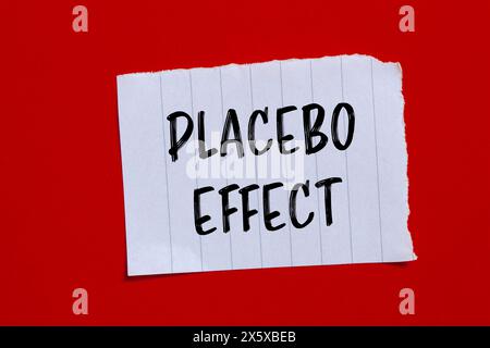 Wörter mit Placebo-Effekt auf gerissenem Papier mit rotem Hintergrund. Konzeptuelles Plazebo-Effekt-Symbol. Kopierbereich. Stockfoto