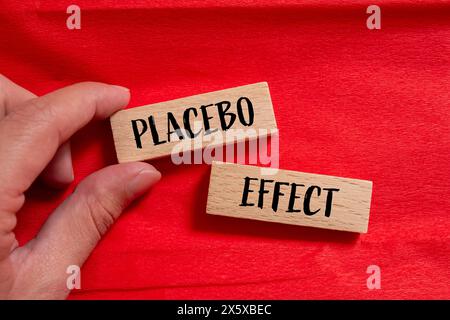 Wörter mit Placebo-Effekt auf Holzblöcken mit rotem Hintergrund. Konzeptuelles Plazebo-Effekt-Symbol. Kopierbereich. Stockfoto